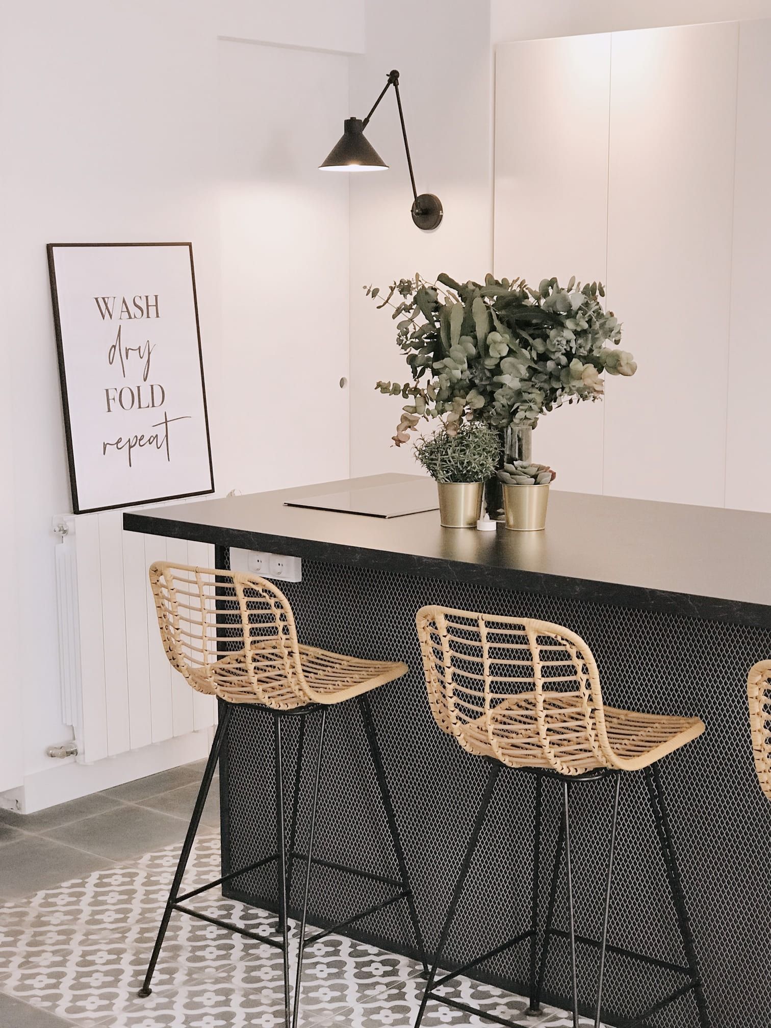 Una cocina con una mesa y sillas y una planta encima.
