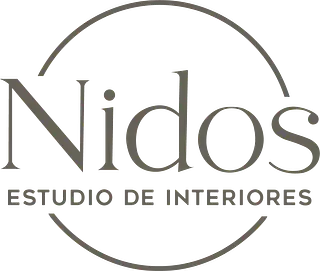 Se muestra un logo de nidos estudio de interiores sobre un fondo blanco.