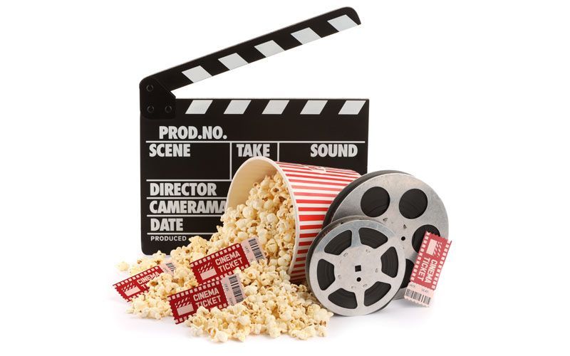 Présentation d'un clap, d'un pot de pop-corn avec un tas de pop-corn, de 2 bobines de film et de places de cinéma. 