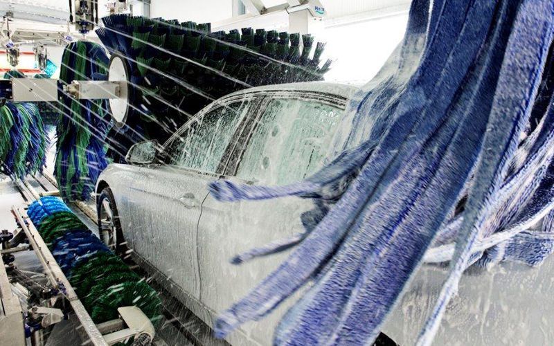 Présentation d'un lavage automatique d'une voiture.