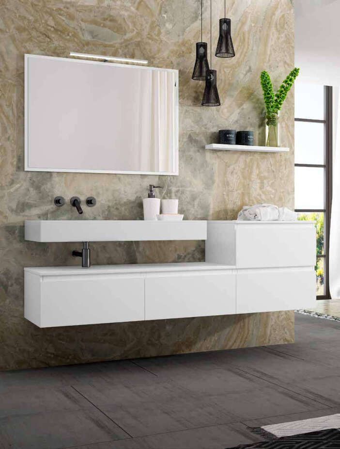 Un baño con lavabo, espejo y cajones.