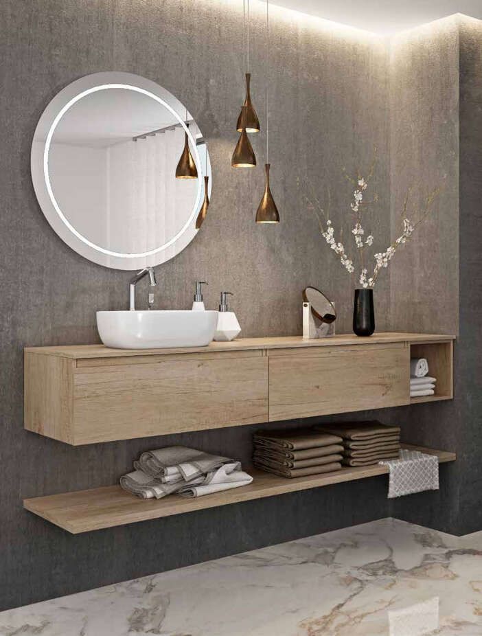 Un baño con lavabo, espejo y muebles de madera.