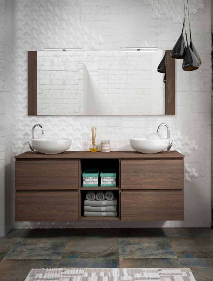 Un baño con dos lavabos y un espejo.