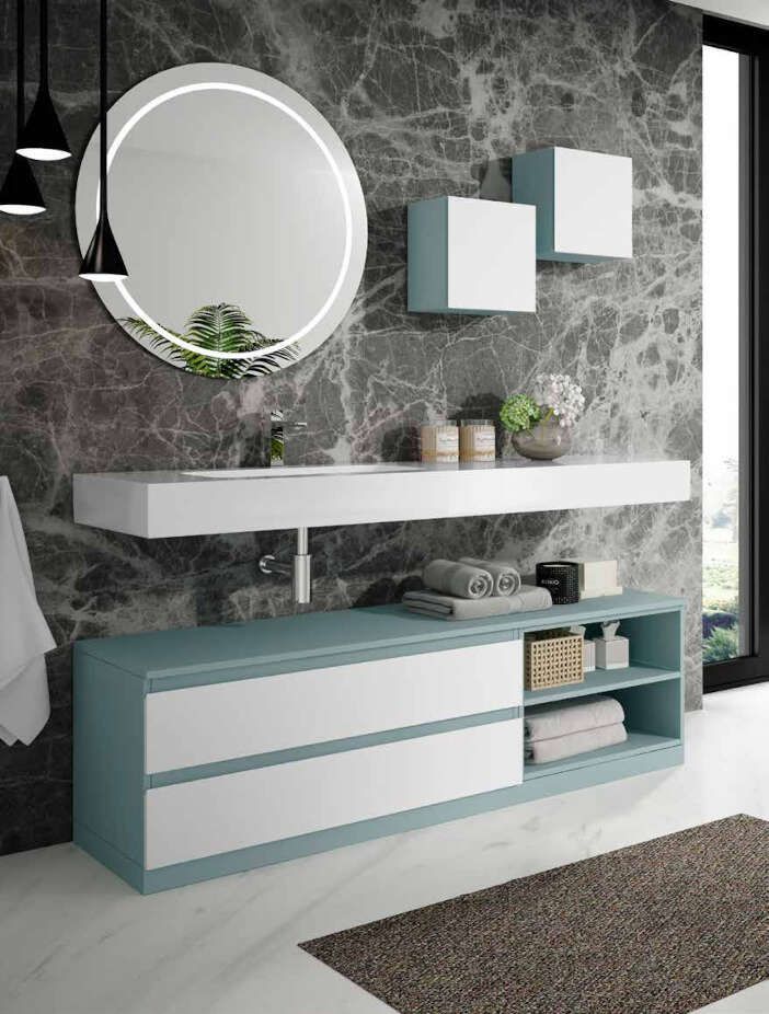 Un baño con un lavabo y un espejo en la pared.