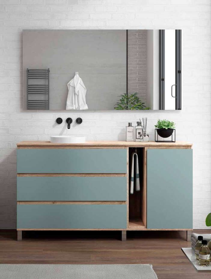 Un baño con lavabo, espejo y tocador.