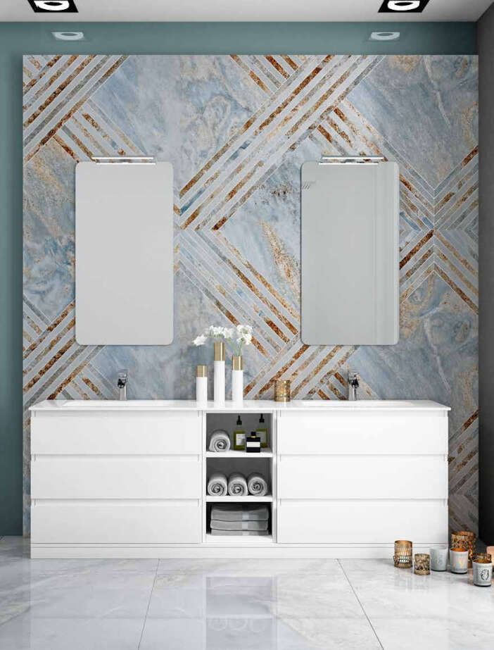 Un baño con dos lavabos, dos espejos y una pared de mármol.