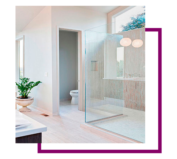 Un baño con ducha y un inodoro.