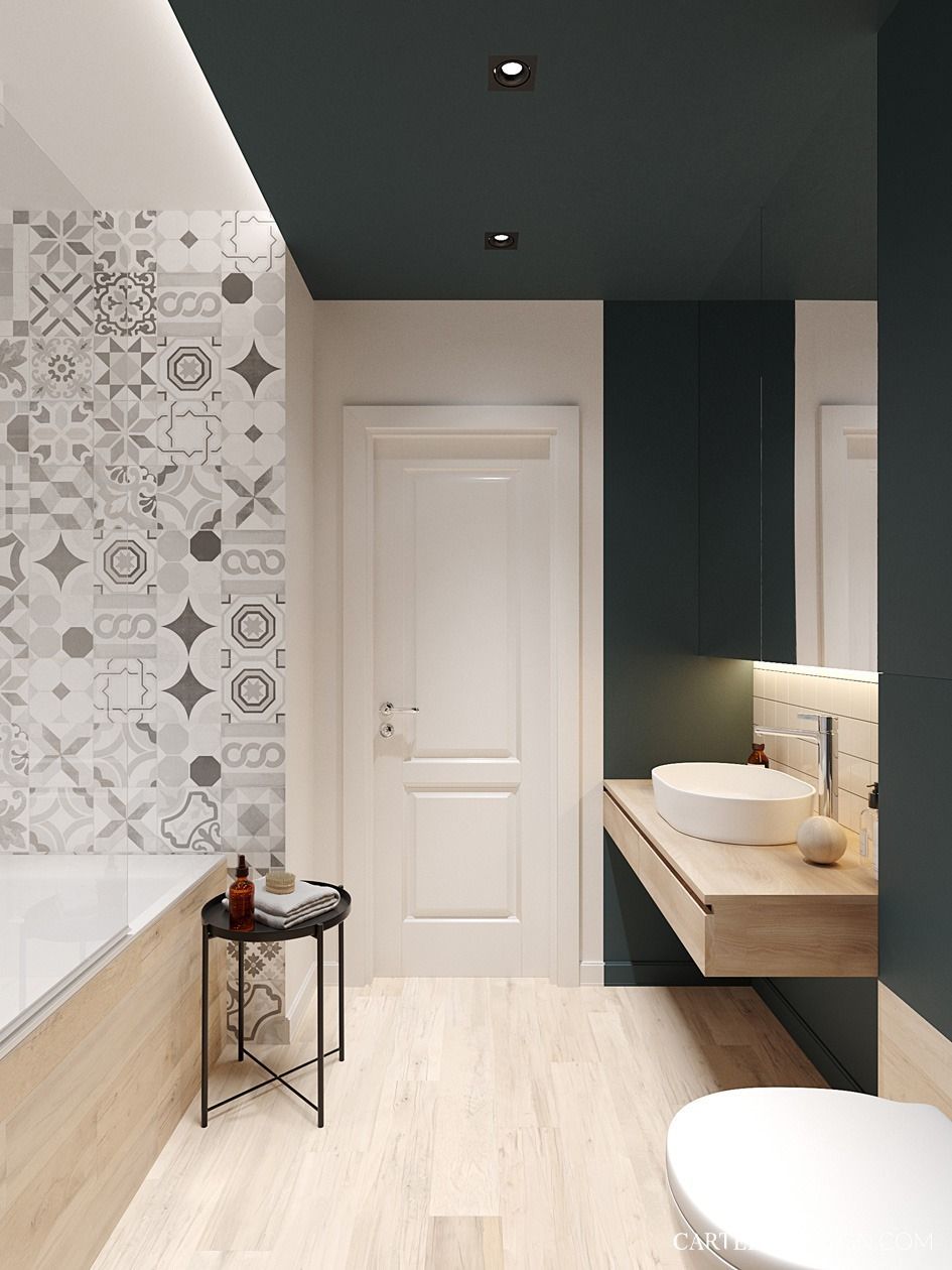 Un baño con dos lavabos, un inodoro y una bañera.