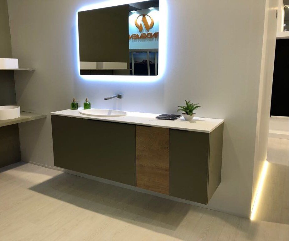 Un baño con lavabo, espejo y un cartel que dice casa.