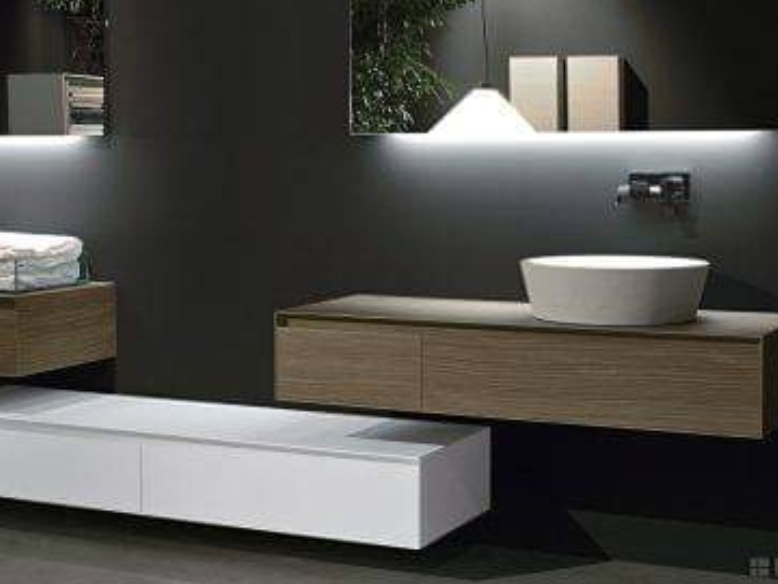 Un baño con un lavabo y un espejo en la pared.