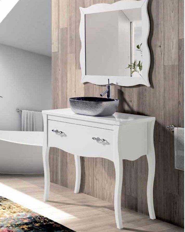 Un baño con lavabo, espejo y tocador.