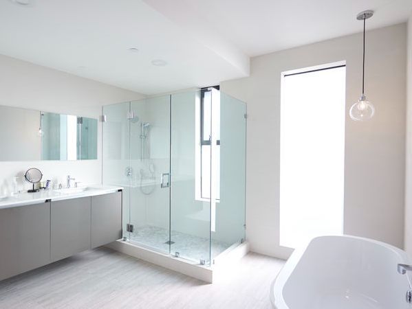 Un baño con bañera, lavabo, ducha y ventana.