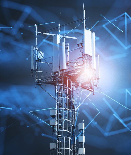 Una torre muy alta con muchas antenas.