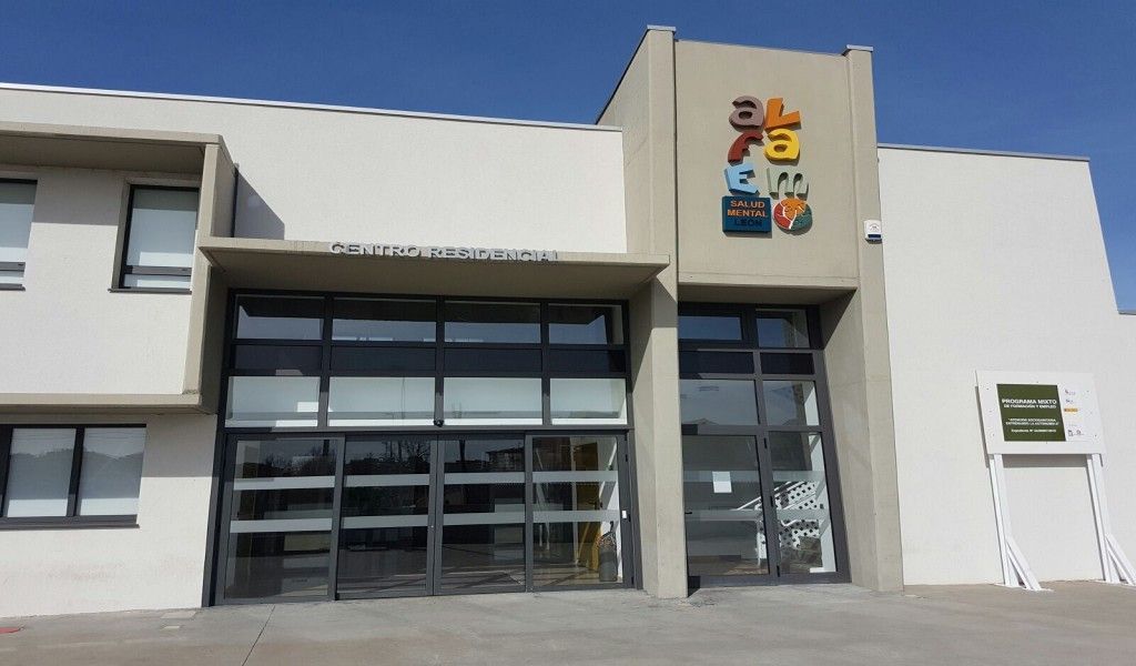 Un edificio blanco con un cartel que dice