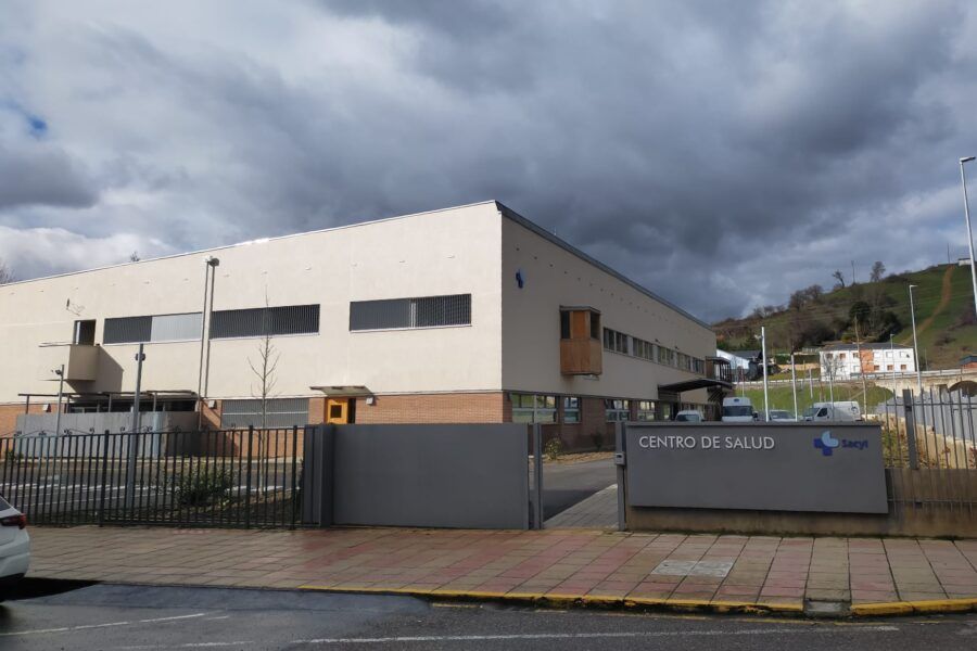 Un gran edificio con un cartel que dice camping de salud.