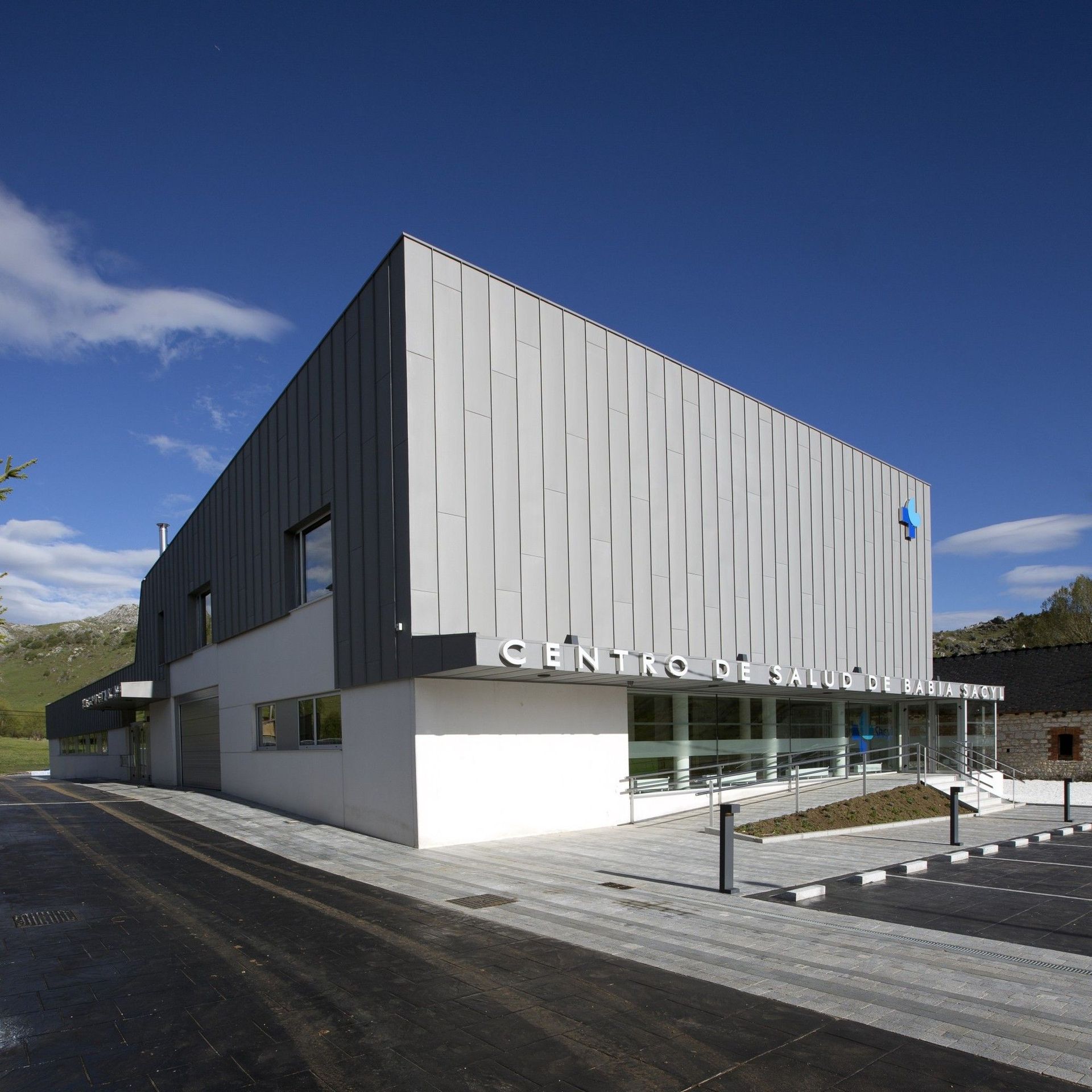 Un gran edificio con la palabra centro en él.