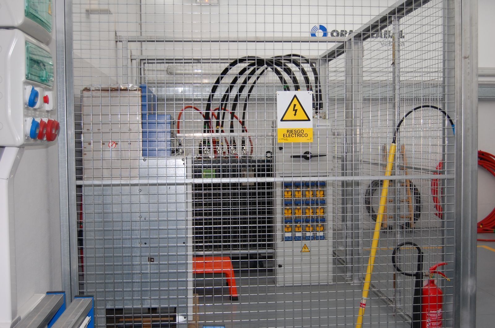 Una habitación con una valla y un cartel de advertencia en la pared.