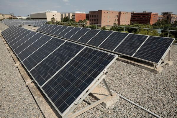 Una fila de paneles solares en el tejado de un edificio