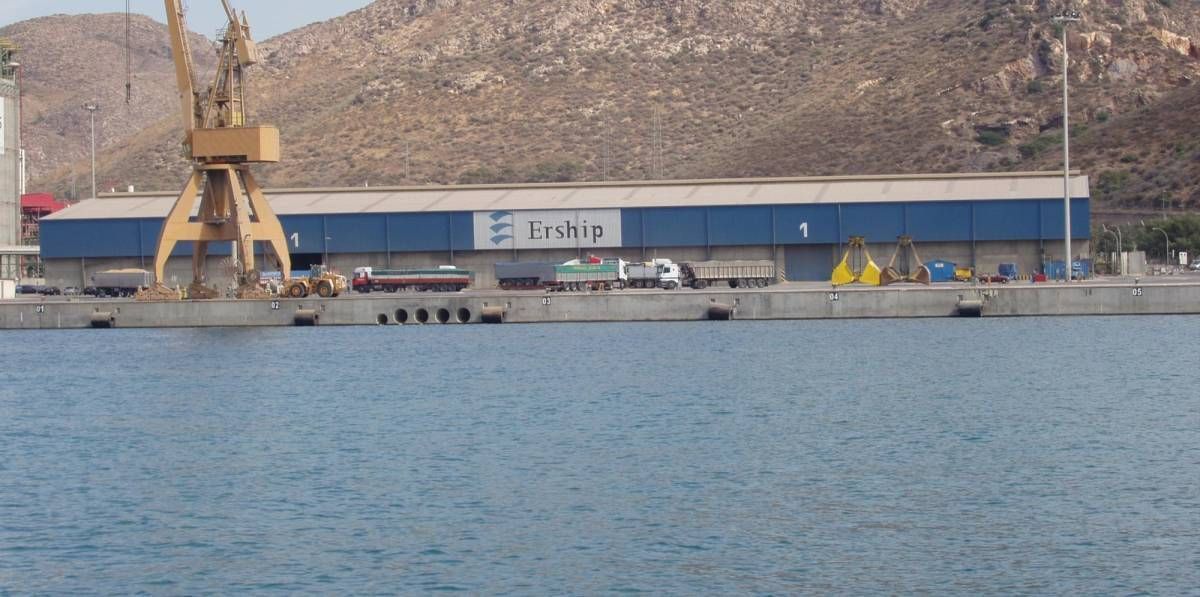 Un gran edificio con la palabra Europa está en medio de un cuerpo de agua.