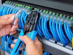 Una persona está cortando un cable con un par de alicates.