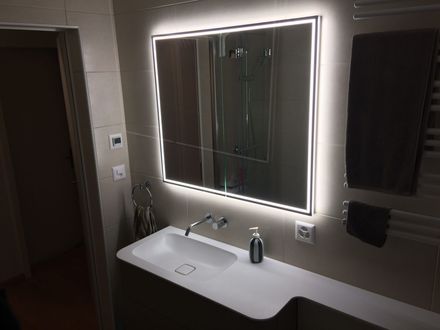 Beleuchteter Badezimmerspiegel