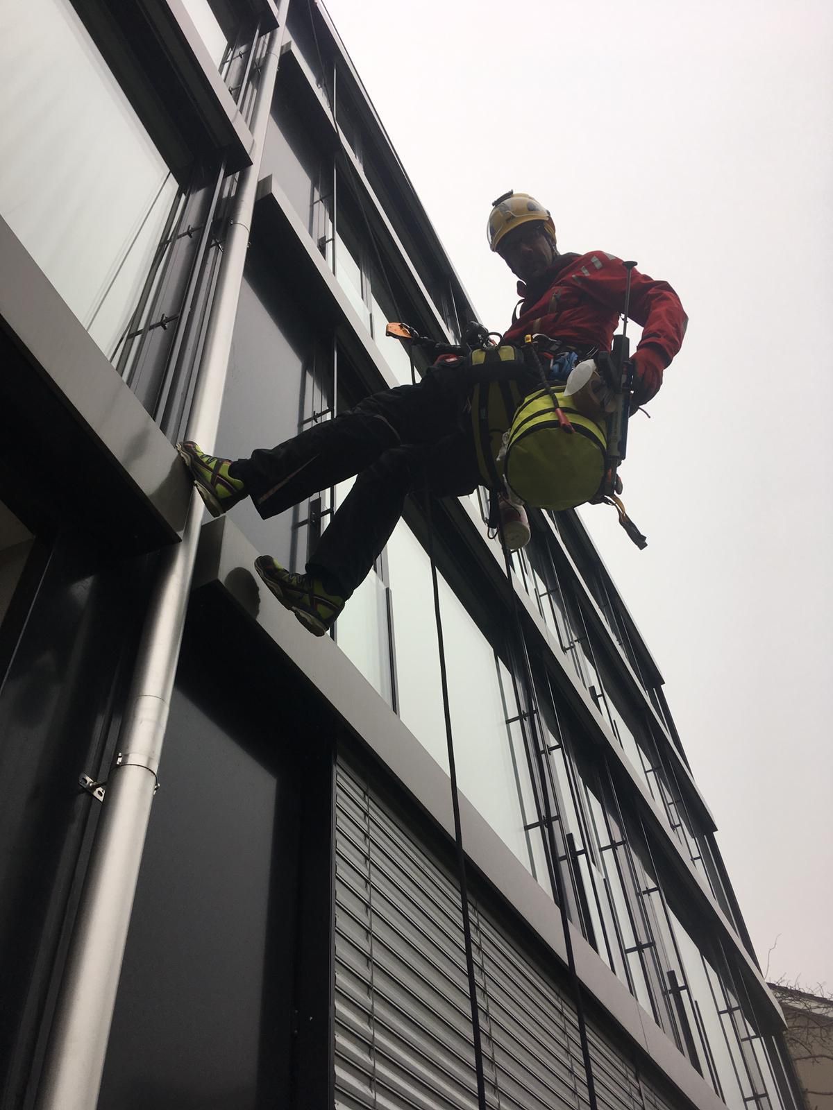 P. Meyer Haustechnik GmbH, Person in Klettergurt an Fassade