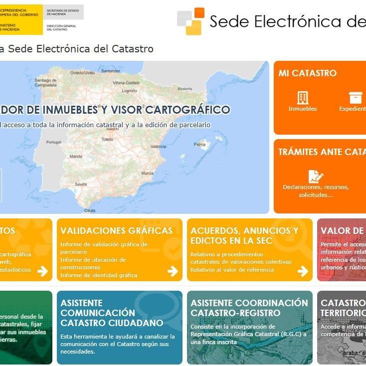 Un edificio de ladrillo con muchos balcones.