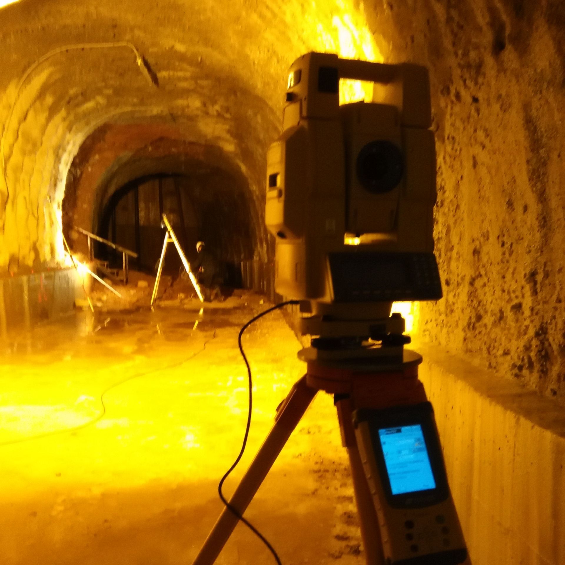 Una vista aérea de una cancha de tenis en un campo.
