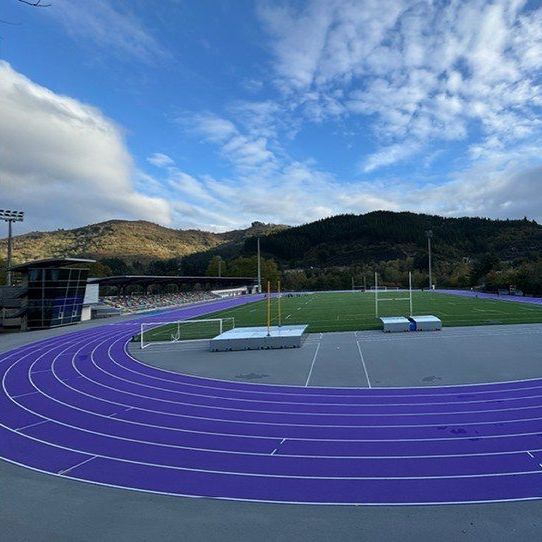 Un rodillo amarillo está rodando asfalto en una carretera.