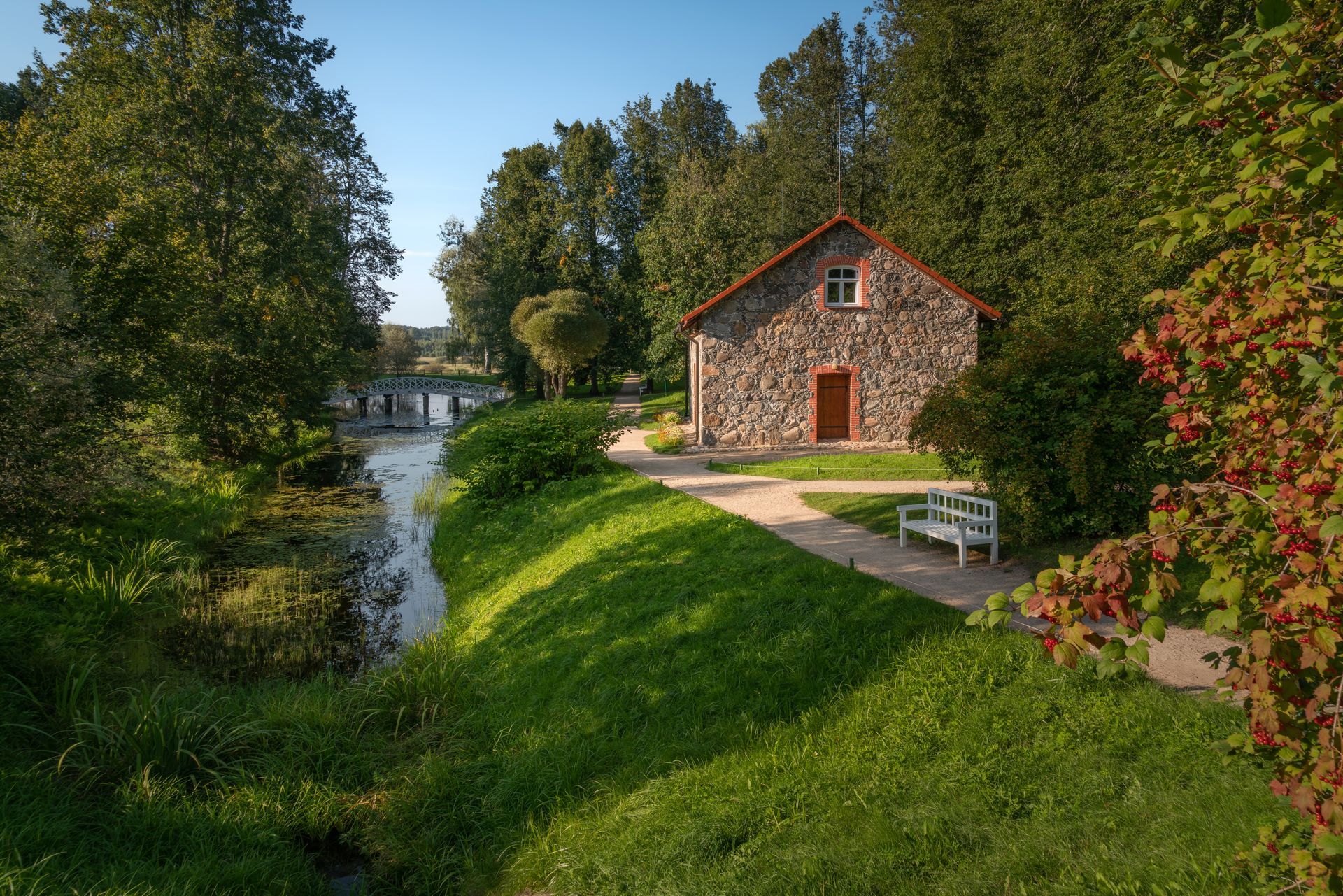 Une structure en pierre dans un parc vert