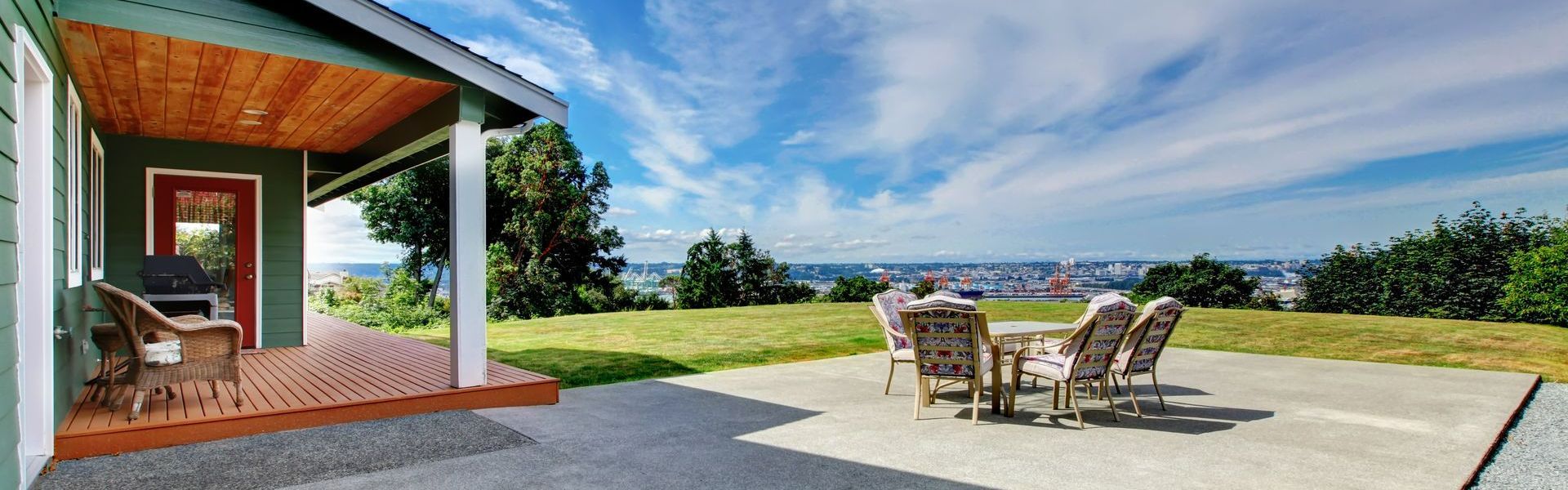 Une table et des chaises sur une terrasse en béton