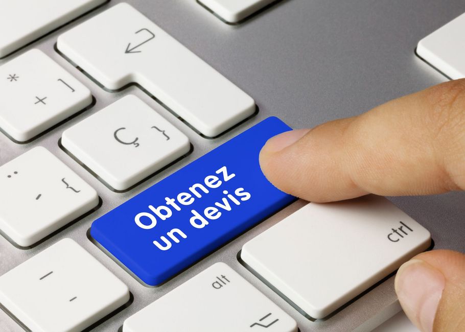 Un clavier de PC avec un bouton 
