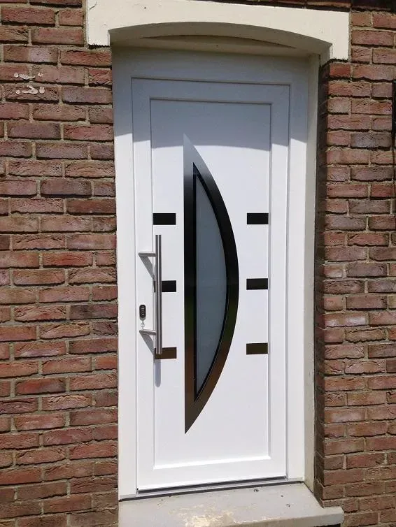 Porte d'entrée moderne blanche avec grande poignée argentée