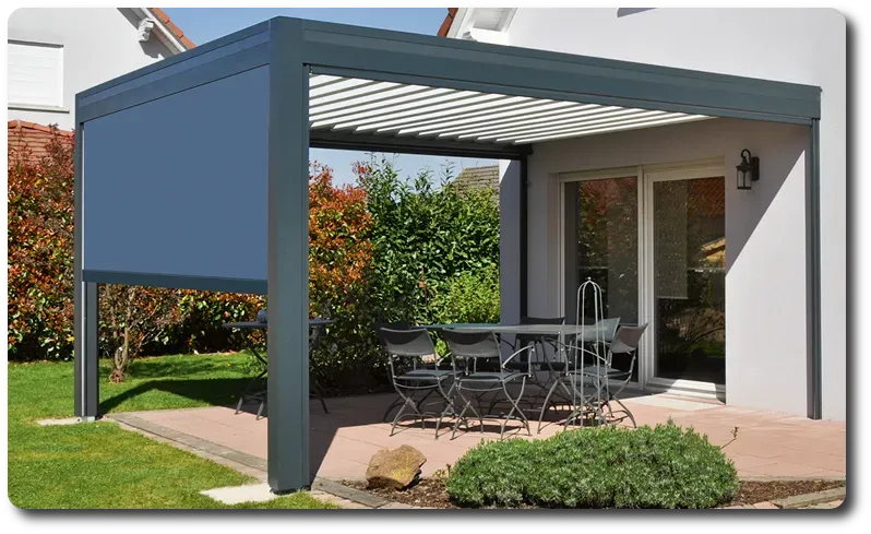 Pergola gris foncé rectangulaire d'une maison blanche dans le jardin par l'entreprise FL Menuiseries