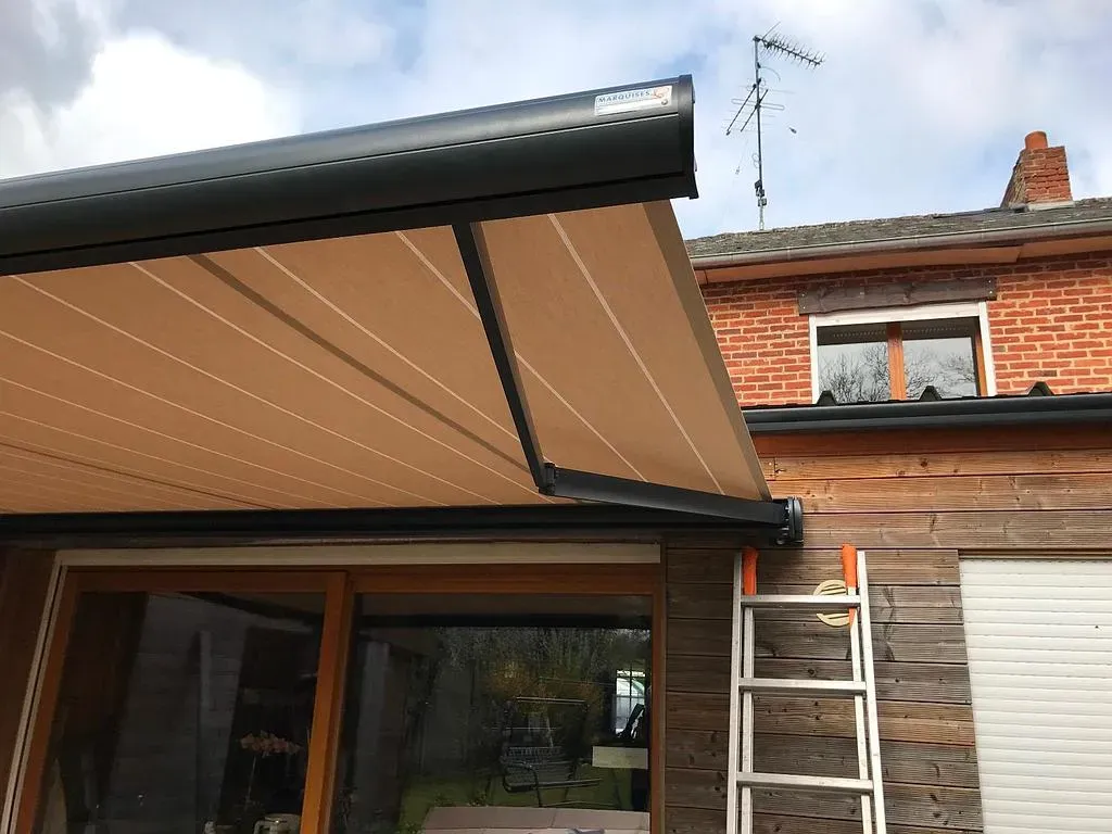 Installation d'un store extérieur par FL Menuiseries