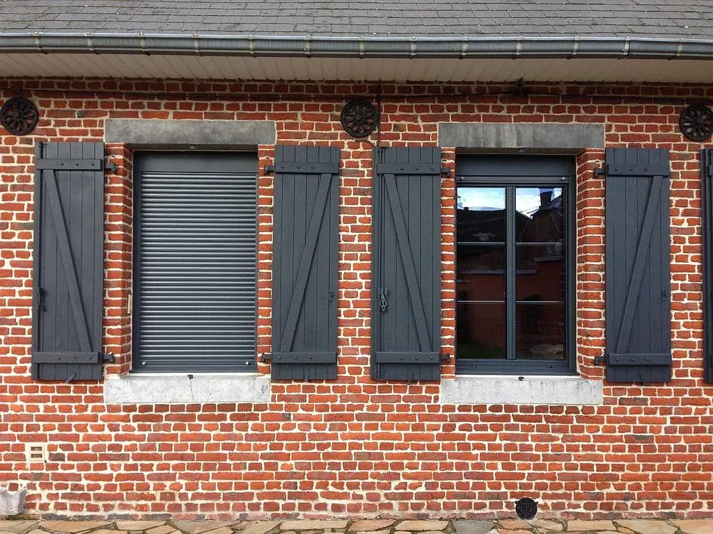 Volet roulant et volet battant côte à côte