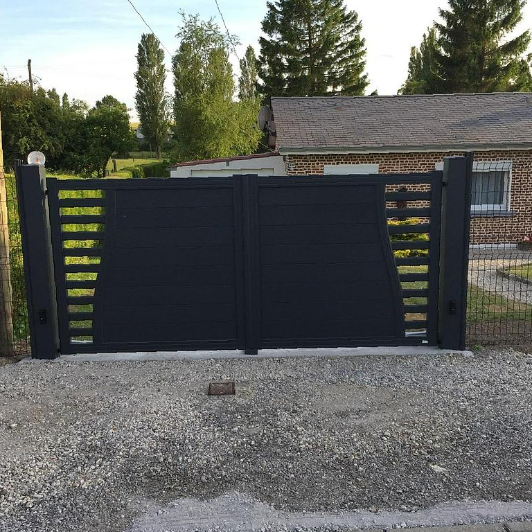 Portail gris foncé aux extrémités à bandes ajourées