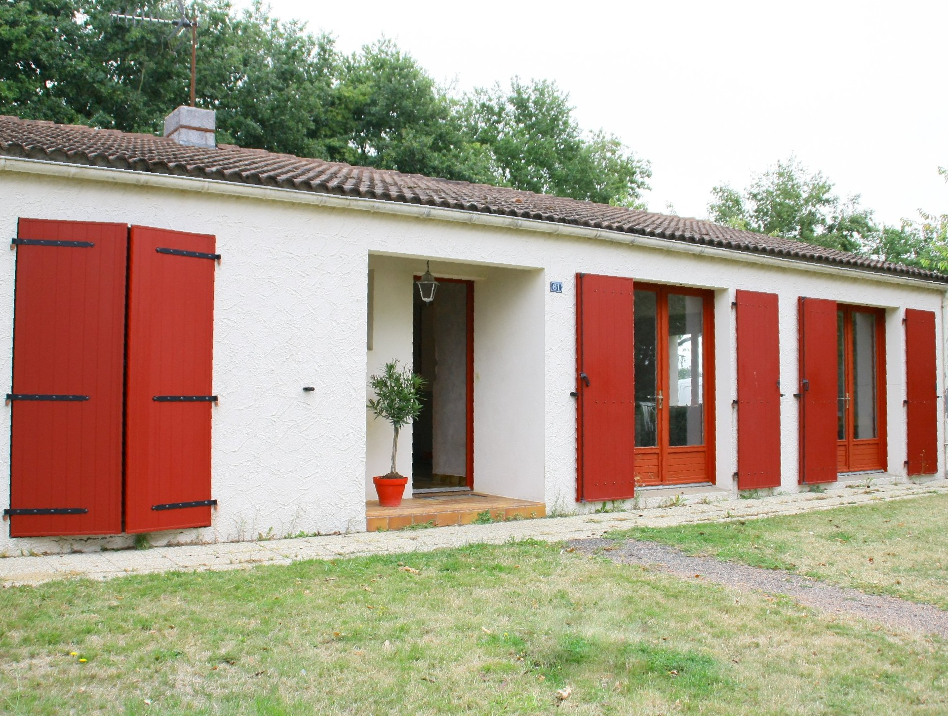 Volets battants orange d'une maison