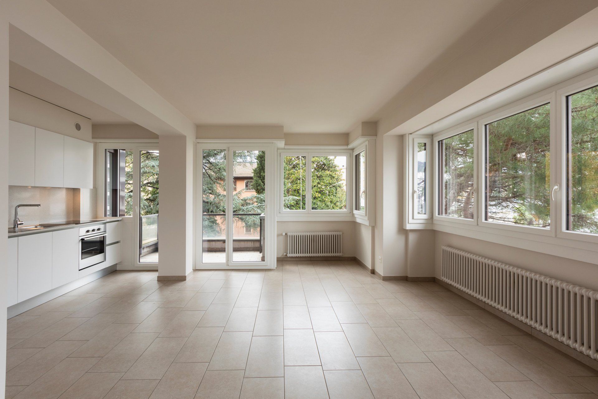 Pièce lumineuse avec diverses fenêtres