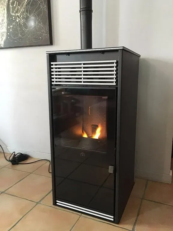 Poêle à granulés noir avec grille blanche en fonction