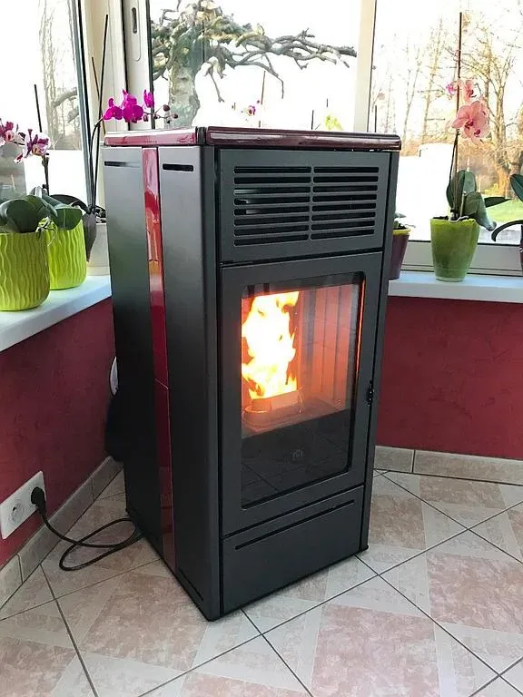 Poêle à granulés noir allumé avec bande rouge