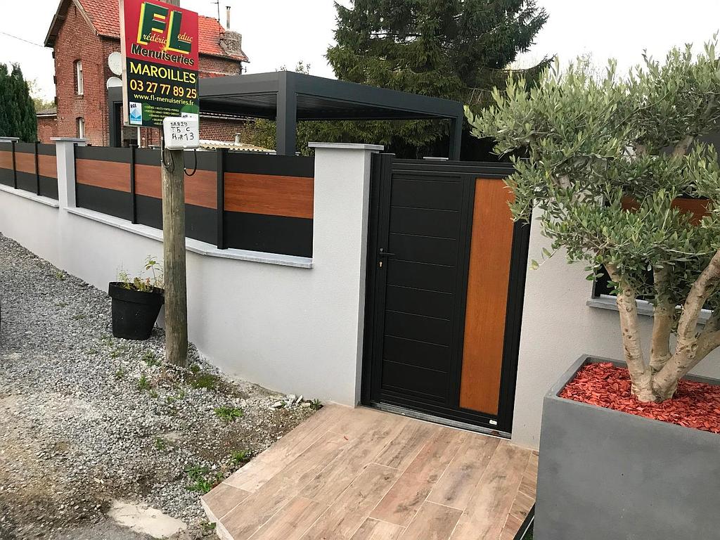 Portillon et clôture noire