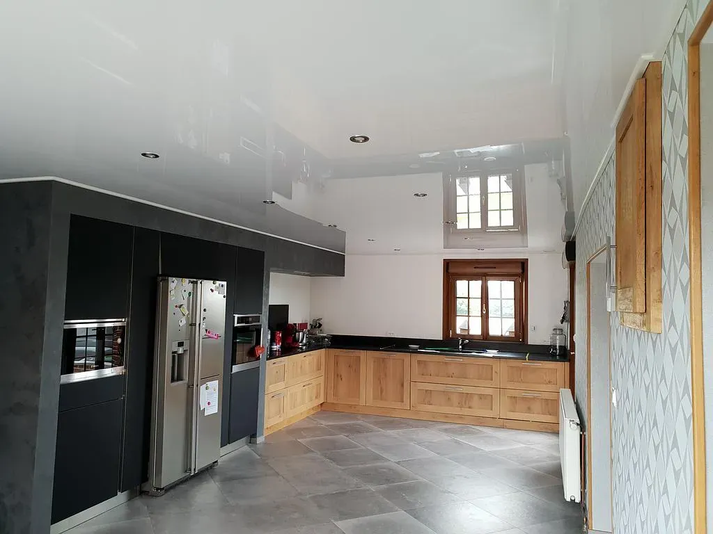 Cuisine équipée avec plafond blanc lisse rénovée par FL Menuiseries