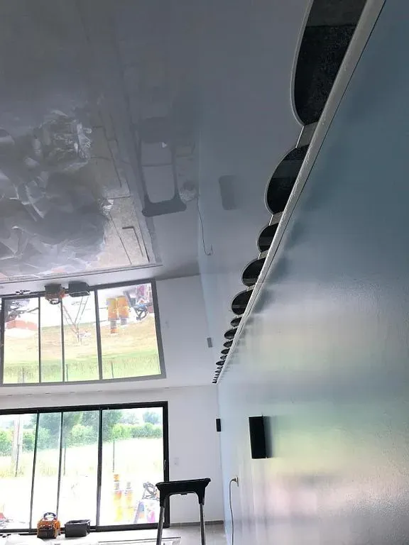 Plafond blanc lisse réalisé par FL Menuiseries