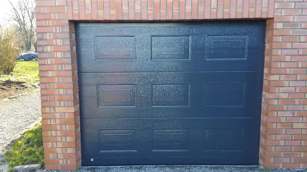 Porte de garage sectionnelle gris anthracite