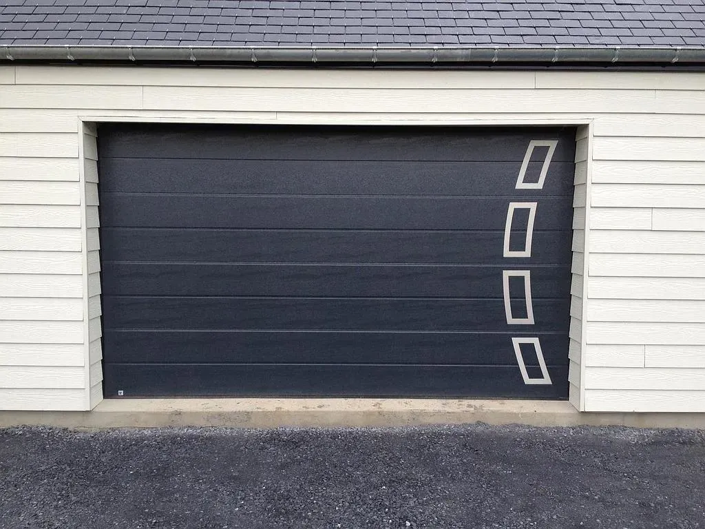 Porte de garage gris anthracite avec décoration en arc à droite
