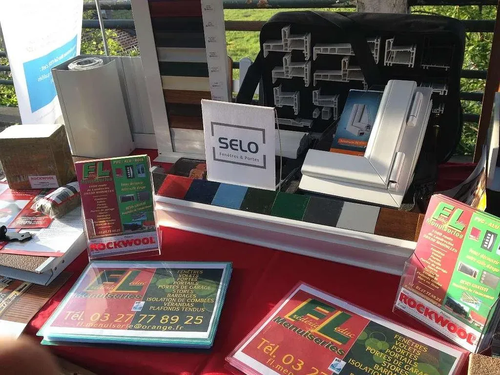 Stand avec carte de visite et matériel de menuiserie de l'entreprise FL Menuiseries lors de leur showroom