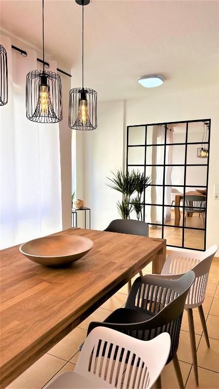 Esszimmertisch mit großem Spiegel im Hintergrund