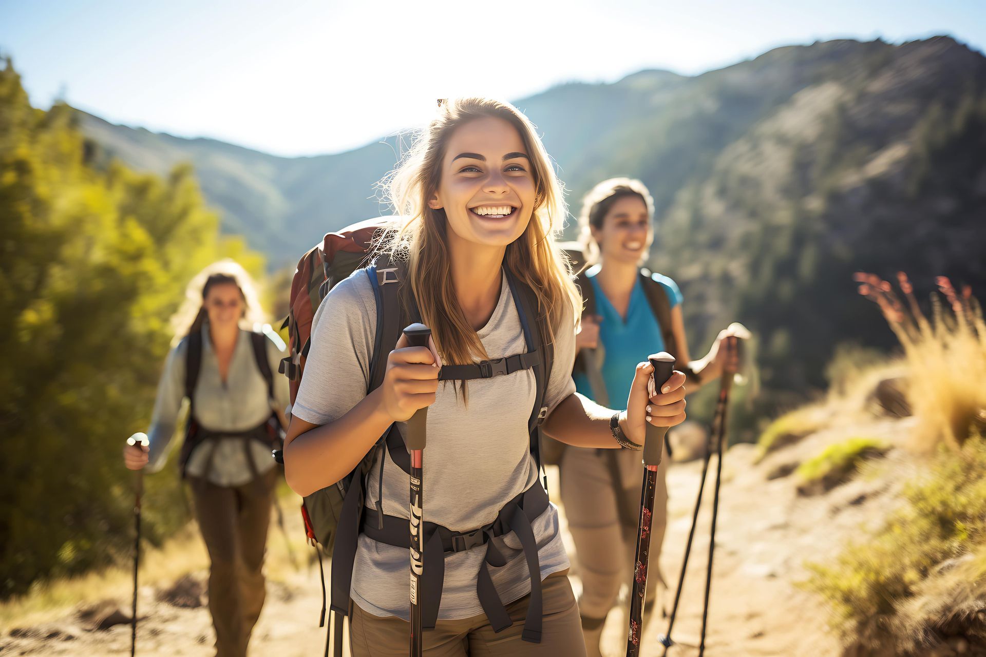 Drei Frauen mit Wanderstöcken 