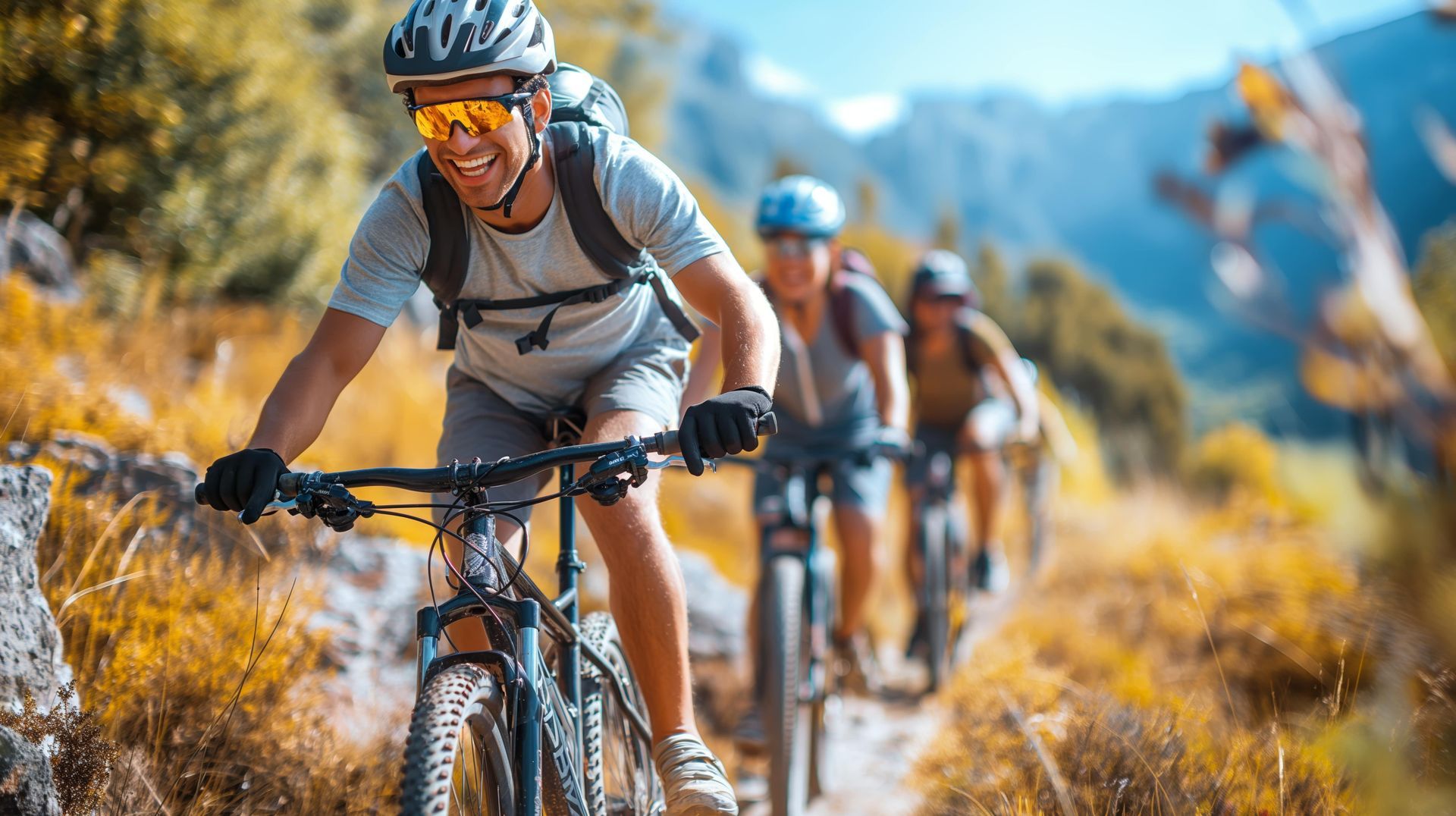 4 Mountainbiker auf einem Trail